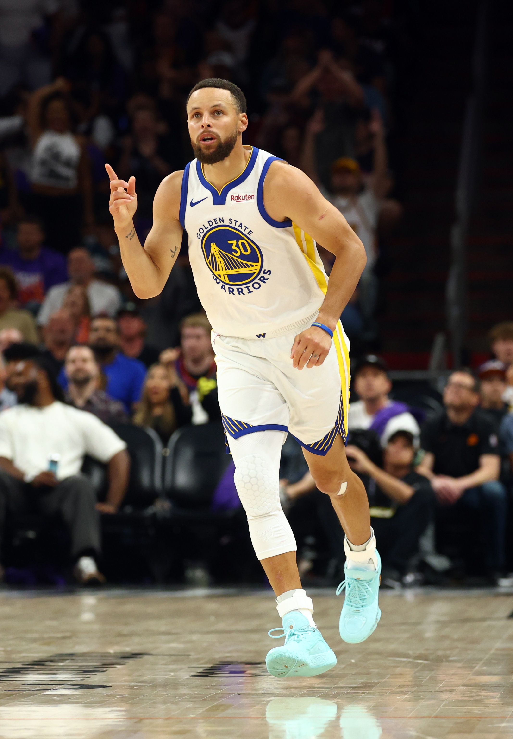 开云体育下载-懒熊:库里球鞋谈判基础保证金3000万美金 中国品牌曾几乎敲定签约